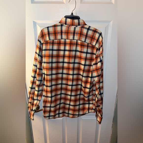 Men’s Gap Flannel Button Down - Picture 2 of 4